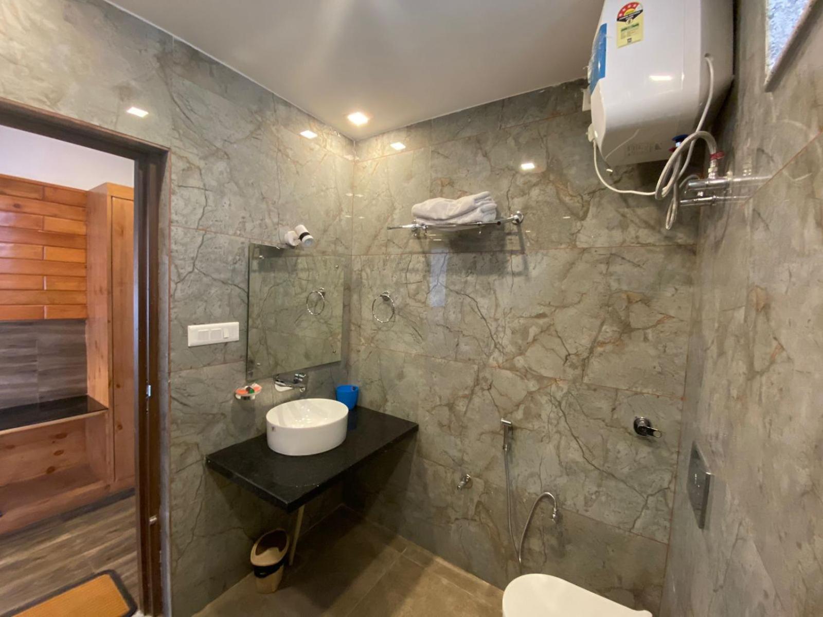 The Aesthetic Hotel & Restaurant Bhīm Tāl Eksteriør bilde